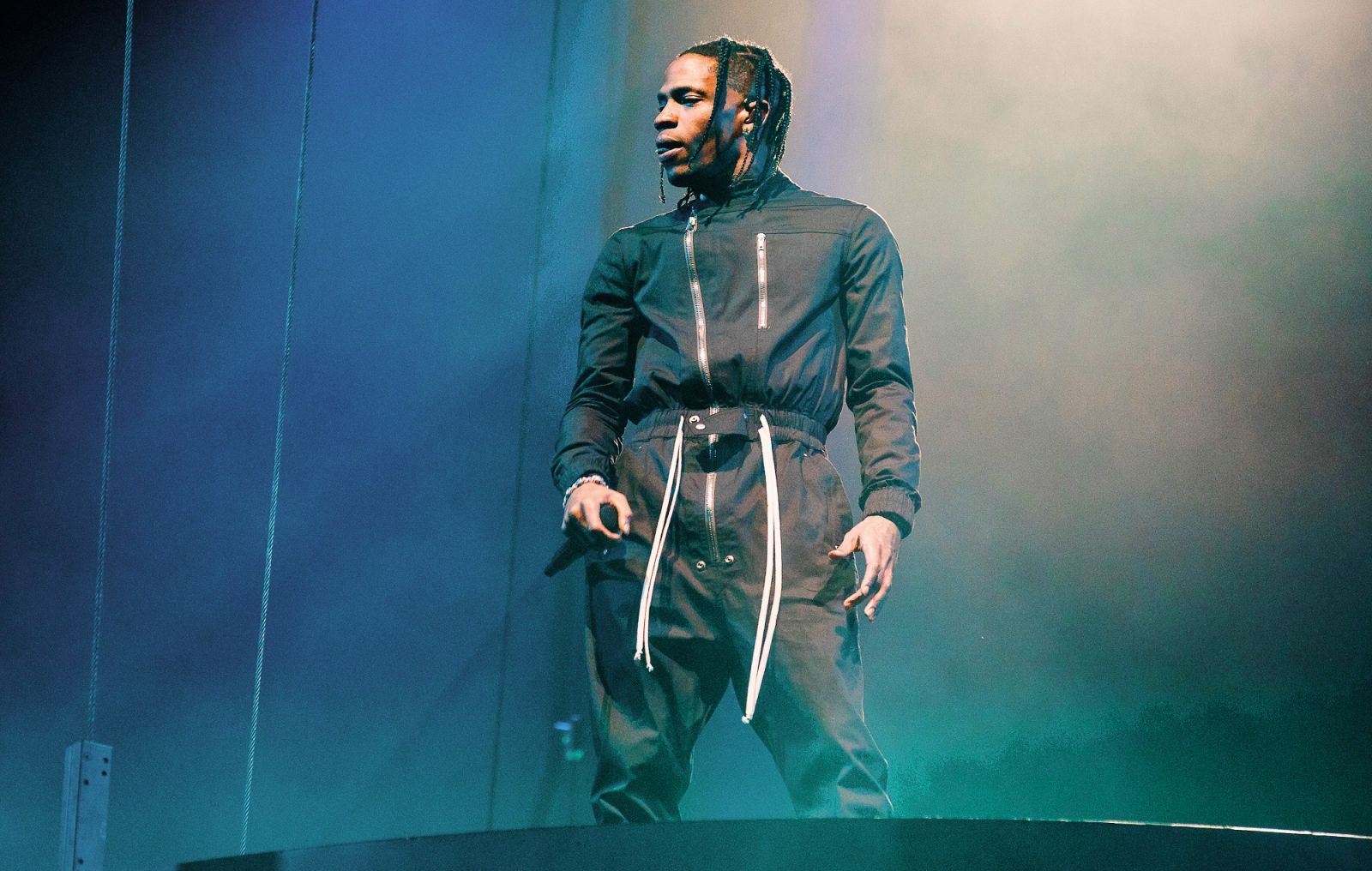 Scottov četrti album je epski spektakel, na katerem se avtor izkaže predvsem kot producent in kurator. 