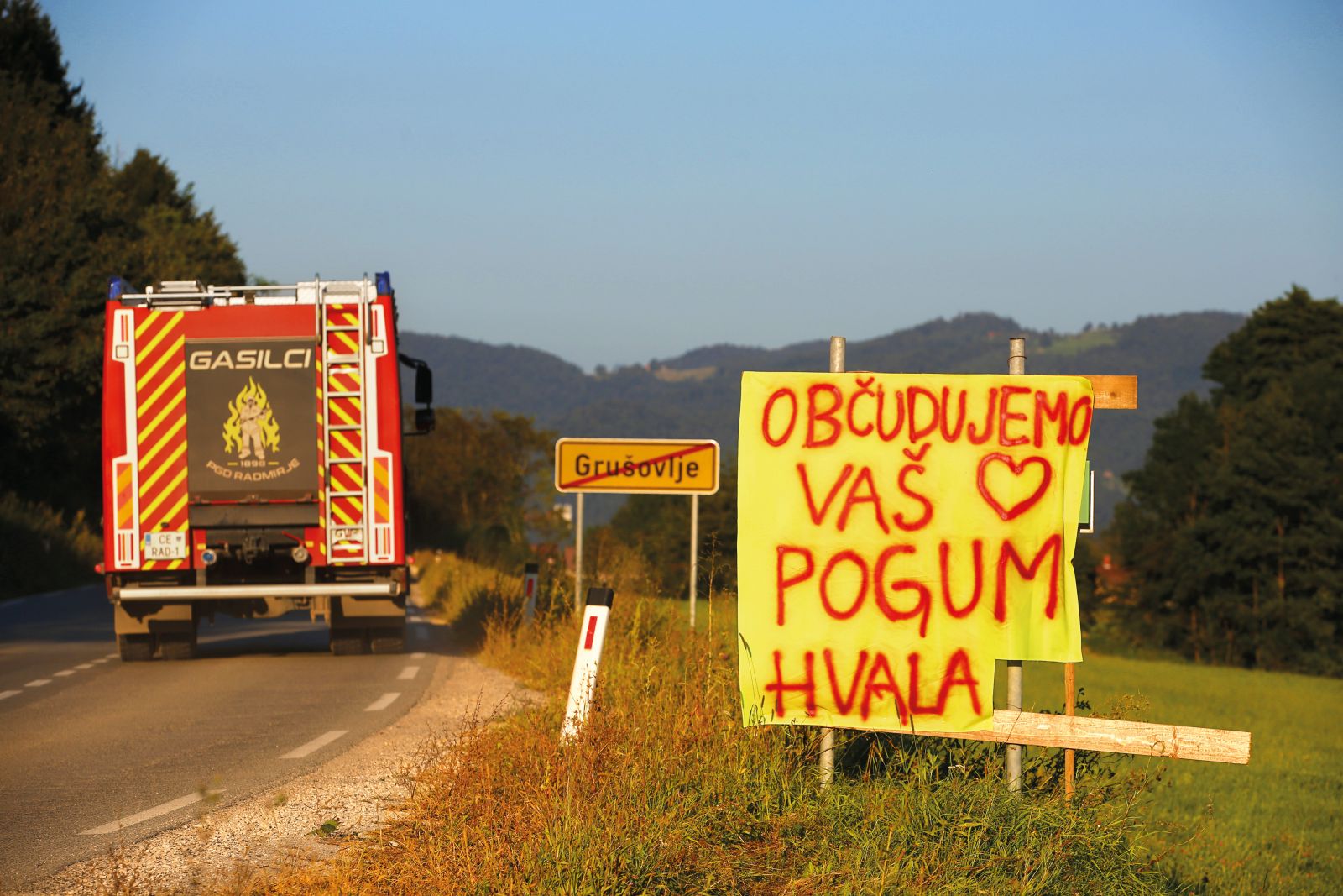 Plakati na panojih ob cesti Raduha–Mozirje kot zahvala in izraz hvaležnosti prostovoljcem, gasilcem, vojakom in vsem, ki so pomagali pri odpravi posledic neurja in poplav | Borut Krajnc