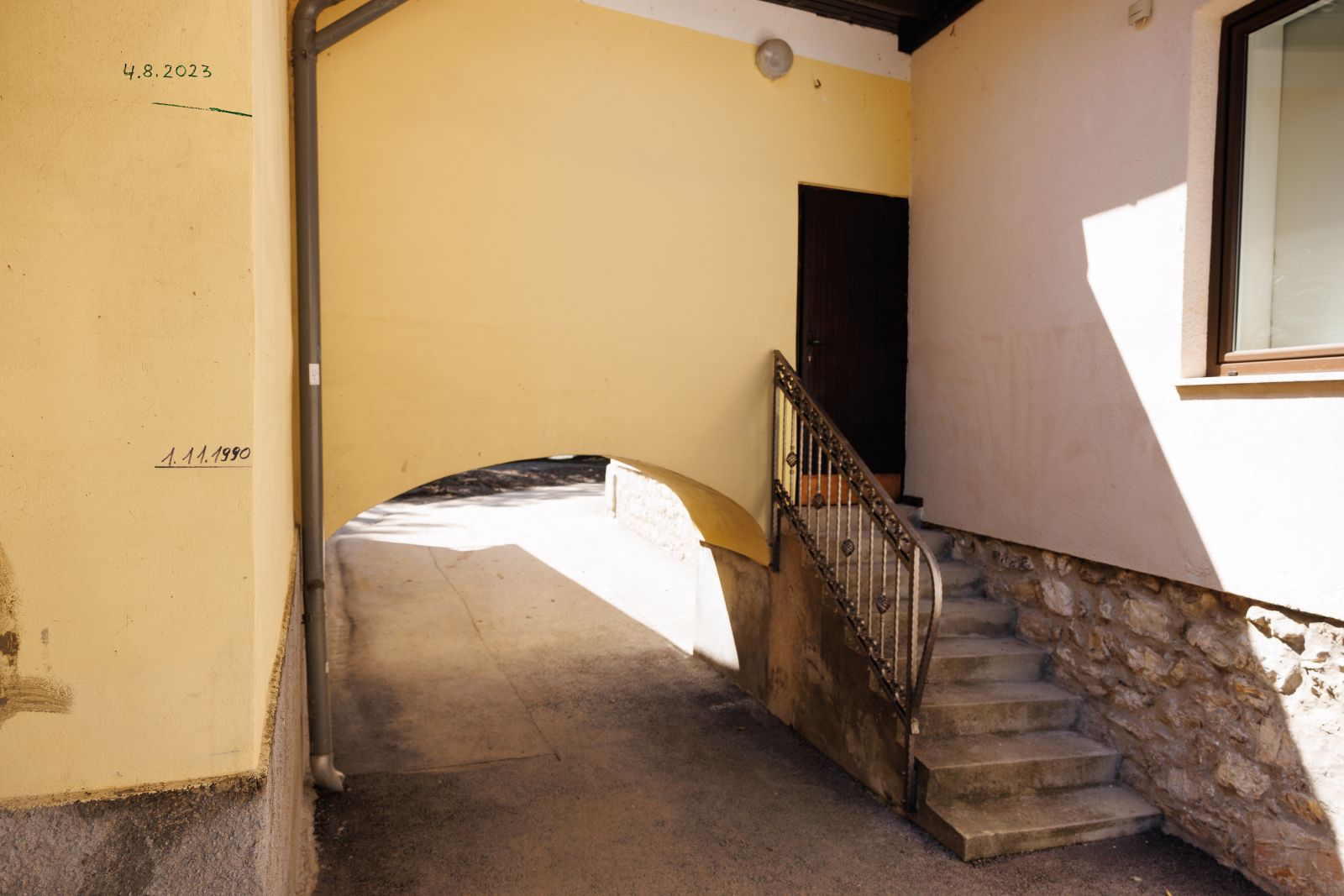 Škofja Loka: Označeno, do kod je segla voda 1. 11. 1990 in do kod 4. 8. 2023