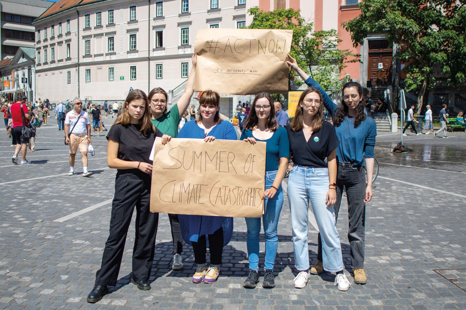 Luisa Neubauer (skrajno levo) na Prešernovem trgu v Ljubljani, skupaj s predsednico inštituta 8. marec Niko Kovač in predstavniki Petkov za prihodnost iz italije, Hrvaške, Nemčije in avstrije. Čistilnih akcij inštituta 8. marec po vsej sloveniji se je udeležilo več kot 500 prostovoljcev, iz sestrskih organizacij iz tujine pa je prišlo več kot 30 mladih.