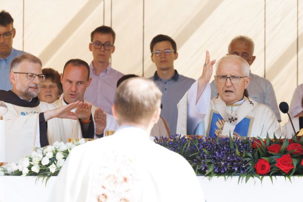 Nadškof Zore je med pridigo na Brezjah zavrnil razmišljanje o pomoči umirajočim in o evtanaziji. »Človeški pogled se je nevarno zožil. Bolj ali manj vidi tisto, kar mu koristi in ga potrjuje v ’ošabnih mislih njegovega srca’ …  Zato svoja sebična merila zavija v lepe in zveneče besede osebne avtonomije, pravice do razpolaganja s seboj in s svojim telesom in nazadnje še pravice do končanja svojega življenja, da bi s tem končal trpljenje, ki ga težko ali pa ga ne more več prenašati. Pa vendar je takšno razmišljanje, kaj šele takšno ravnanje nečloveško, predcivilizacijsko in nekrščansko.« 