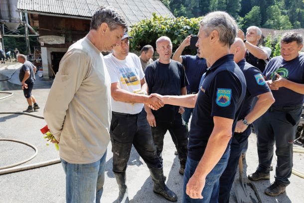 Borut Pahor, Janez Janša in Robert Golob v vasi Struge, 11. 8.