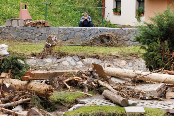 Črna na Koroškem: Na drugi strani razdejanja, ki ga je povzročila reka in v bližini podrla most 