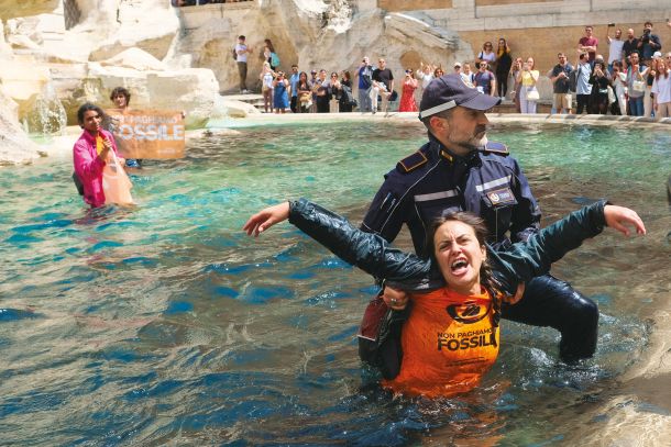 Protest aktivistov organizacije »Zadnja generacija« v rimskem vodnjaku Trevi 