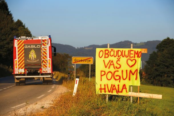 Plakati na panojih ob cesti Raduha–Mozirje kot zahvala in izraz hvaležnosti prostovoljcem, gasilcem, vojakom in vsem, ki so pomagali pri odpravi posledic neurja in poplav 