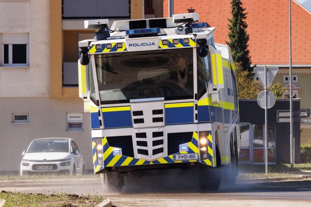 Končno smiselna uporaba vodnega topa v Nazarjah 