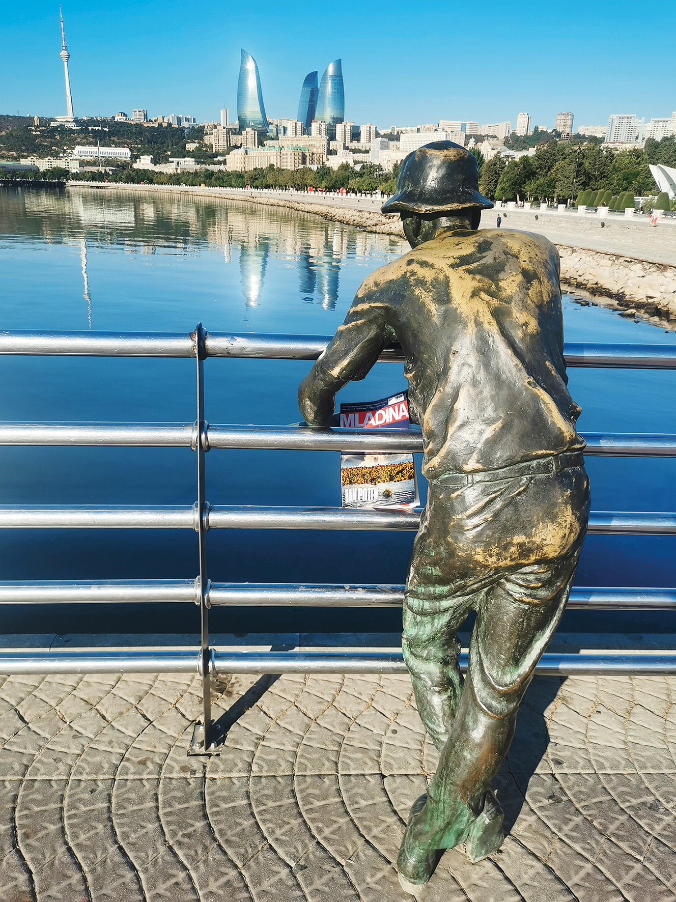 Pogled z obale Kaspijskega jezera (28 m pod morsko gladino) na Flame Towers, Baku, Azerbajdžan | Rajmond Debevec