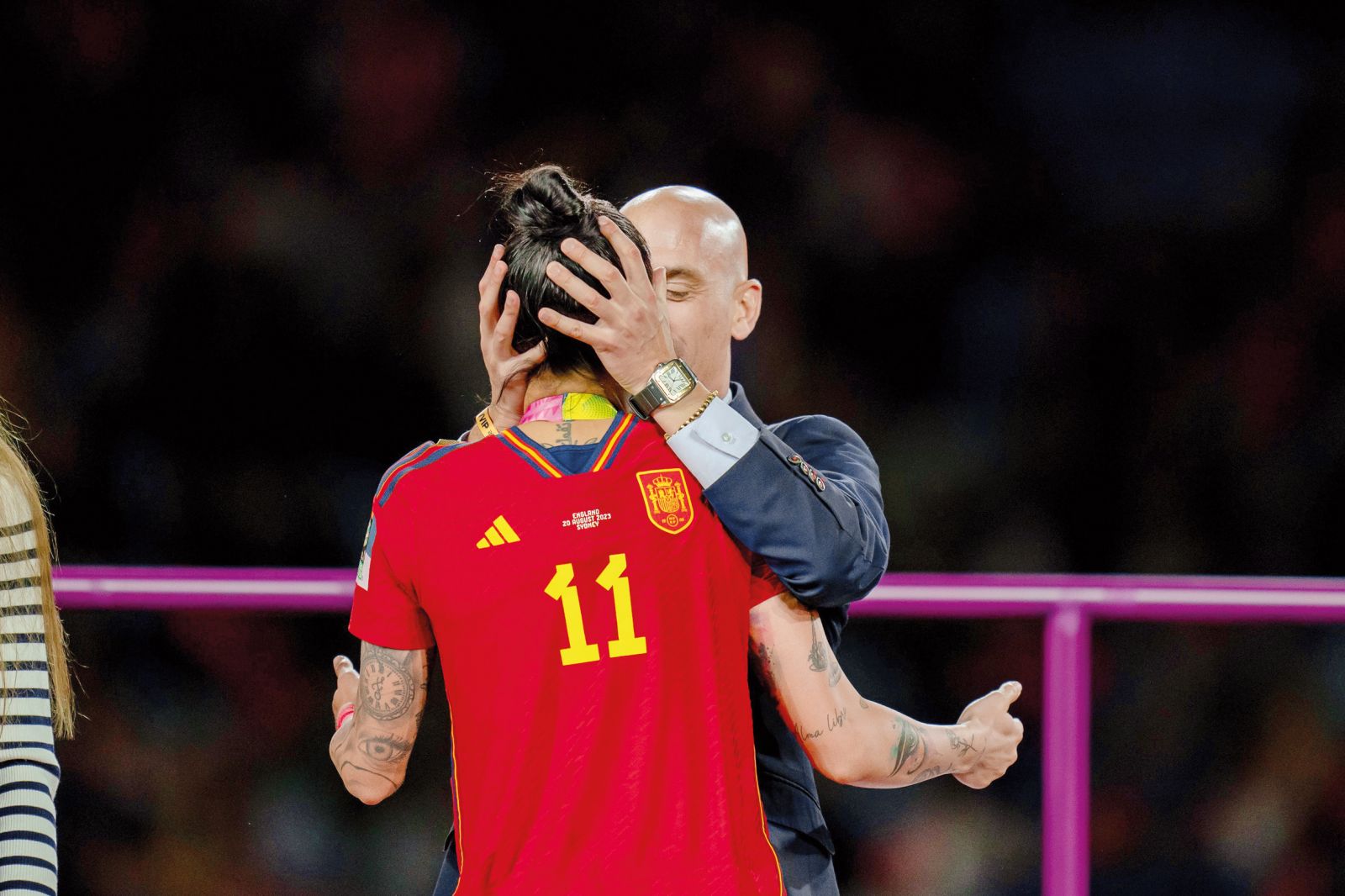 Ker je predsednik Španske nogometne zveze Luis Rubiales takoj po zmagi španskih nogometašic na svetovnem prvenstvu od Jenni Hermoso izsilil poljub na usta, se vrstijo pozivi k njegovi razrešitvi.