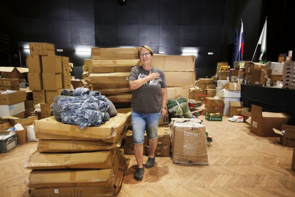 Županja Črne na Koroškem Romana Lesjak v začasnem skladišču prejete pomoči. Pomoč je poslalo tudi pobrateno poljsko mesto Działoszyn.   