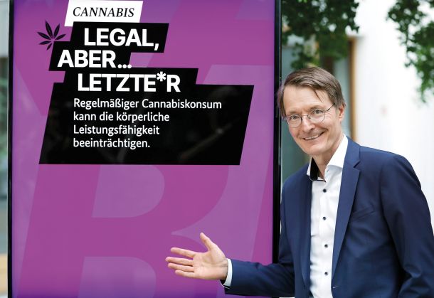 Kampanja z naslovom »Legalno, ampak« opozarja, da je kljub legalizaciji uživanje konoplje, sploh za mlade odrasle, lahko nevarno. ( na fotografiji minister za zdravje Karl Leuterbach) 