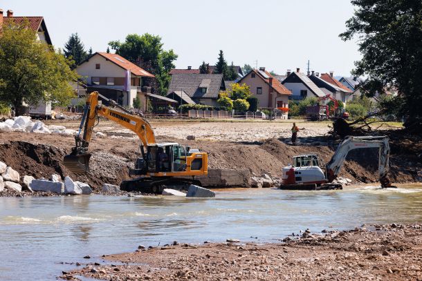 Škofja loka takoj po poplavah. Na tem mestu je prej stal betonski zid, ki ga je reka Sora enostavno odplavila. Zgolj sanacija nasipov ne bo izboljšala protipoplavne varnosti, ker so naše reke preveč regulirane in jim bo treba na ključnih mestih vrniti nekaj njihovega prostora - sicer si ga bodo vzele same