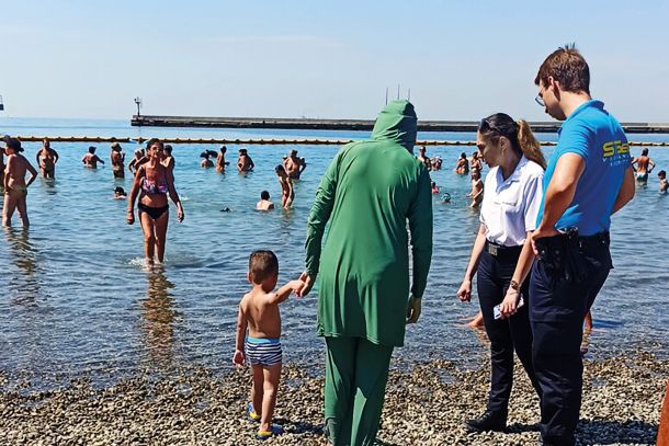 Ženska, ki je zaradi burkinija na plaži v Trstu doživela verbalni napad