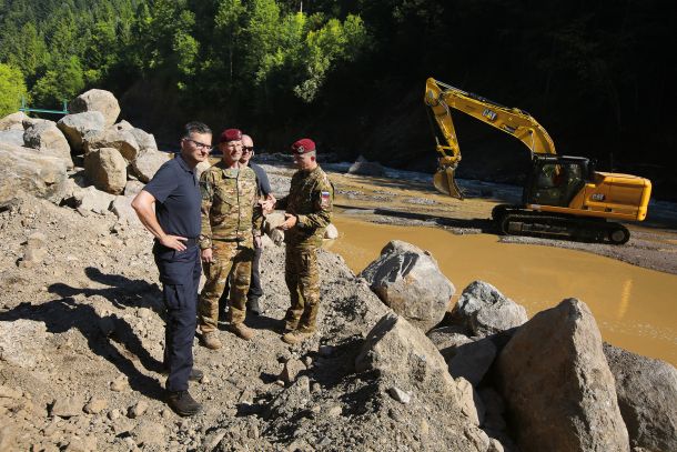 Minister Marjan Šarec na terenu nadzoruje, kako pomagajo vojaki 