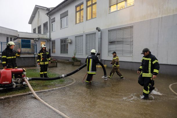 Ujme še ni konec: črpanje vode iz odtokov pred osnovno šolo v Šenčurju