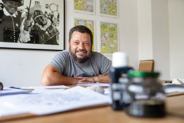 Ivan Mitrevski, stripar in pisatelj, ki ga najbolje poznamo po delih za otroke, je pričevanja delavcev spremljal v živo, v pisarni Delavske svetovalnice.