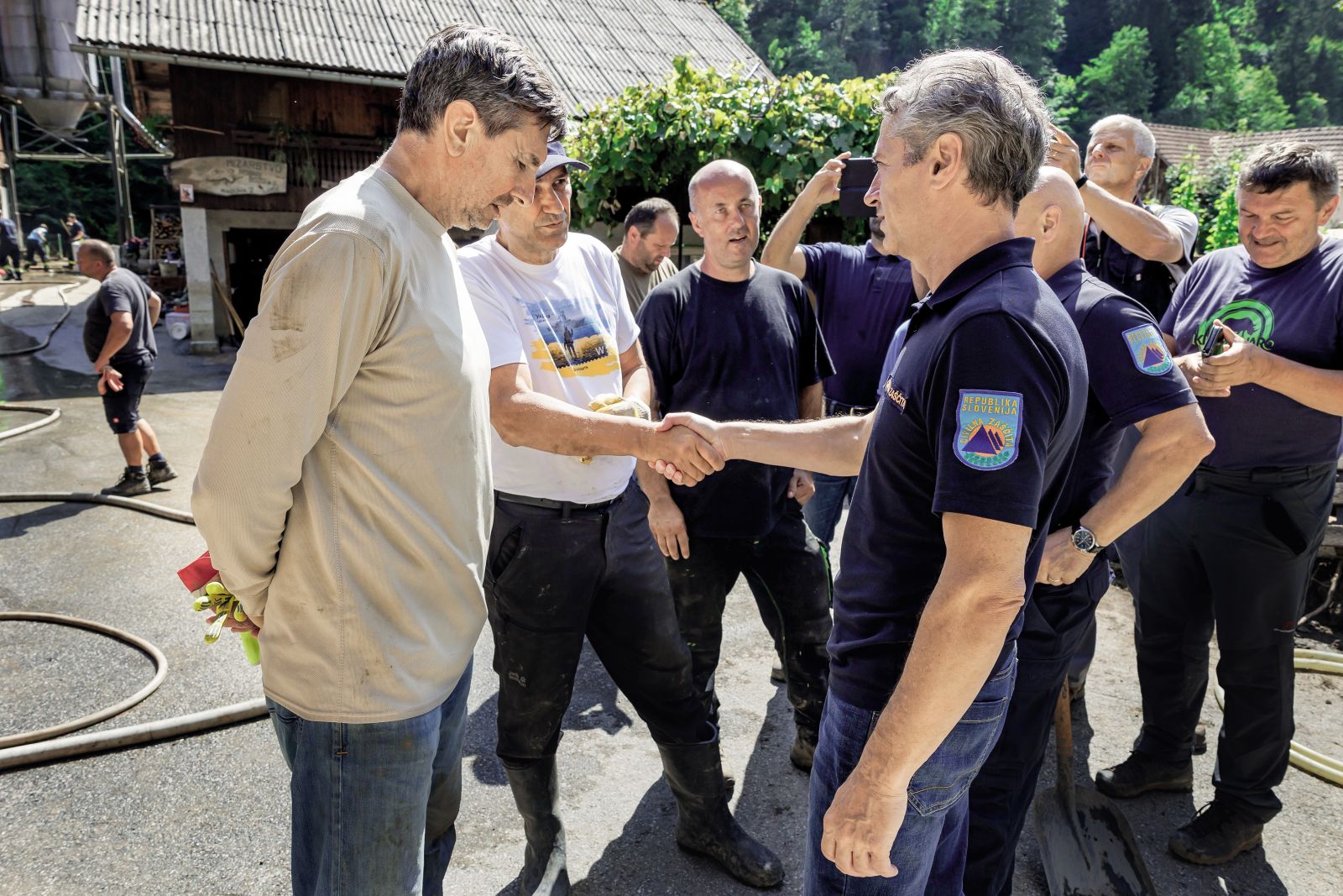 V primerjavi z Janševim slogom vladanja Golob obljublja strokovni pristop. Hkrati pa je to zgolj prvi vtis. (na fotografiji Borut Pahor, Janez Janša in Robert Golob v vasi Struge pri Lučah)