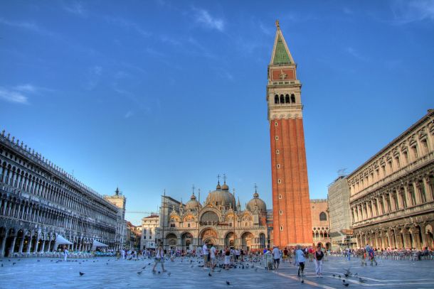 Oblasti v eni najbolj priljubljeni turističnih destinacij v Italiji že leta razpravljajo, kako najbolje upravljati milijone obiskovalcev, ki se zgrinjajo v Benetke, med drugim najbolj prepoznavnih po Trgu svetega Marka, mostu Rialto in neštetih kanalih