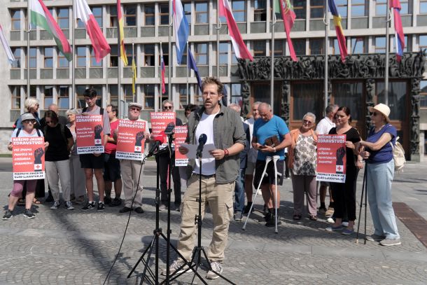 Ob tem predstavnik iniciative Jaša Jenull pričakuje, da bodo predlog novele zakona o nujnih ukrepih za zagotovitev stabilnosti zdravstvenega sistema, ki so ga pripravili, preučile koalicijske stranke Svoboda, SD in Levica, pa tudi člani odbora DZ za zdravstvo