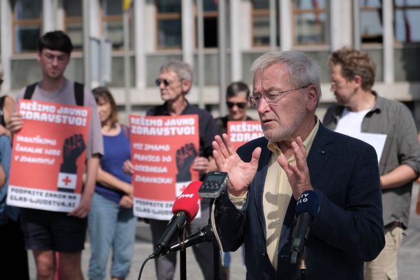 Za reševanje naštetih problemov predlog zakona predvideva dvig meje, nad katero lahko družinski zdravniki odklanjajo opredeljevanje dodatnih pacientov, za 10 odstotkov, je pojasnil predstavnik iniciative Dušan Keber.