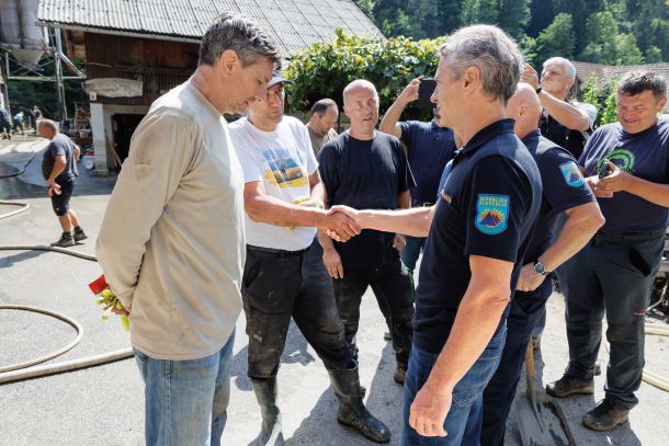 Robert Golob in Janez Janša po poplavah v vasi Struge, 11. avgusta