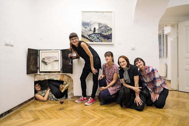Weird Sisters (Nataša Berk, Nina Koželj, Mojca Senegačnik, Zvonka Simčič, Maruša Štibelj in Louise Winter), Galerija Dika, Kamnik /