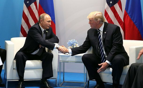 Vladimir Putin in Donald Trump med srečanjem leta 2017