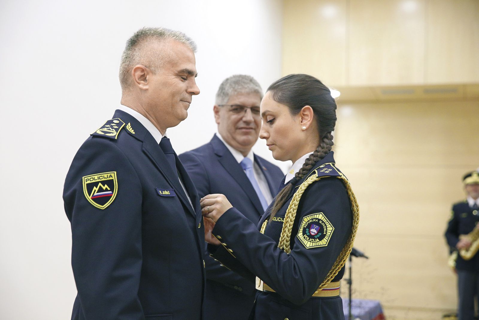 Inavguracija Senada Jušića za generalnega direktorja policije, v ozadju notranji minister Boštjan Poklukar.