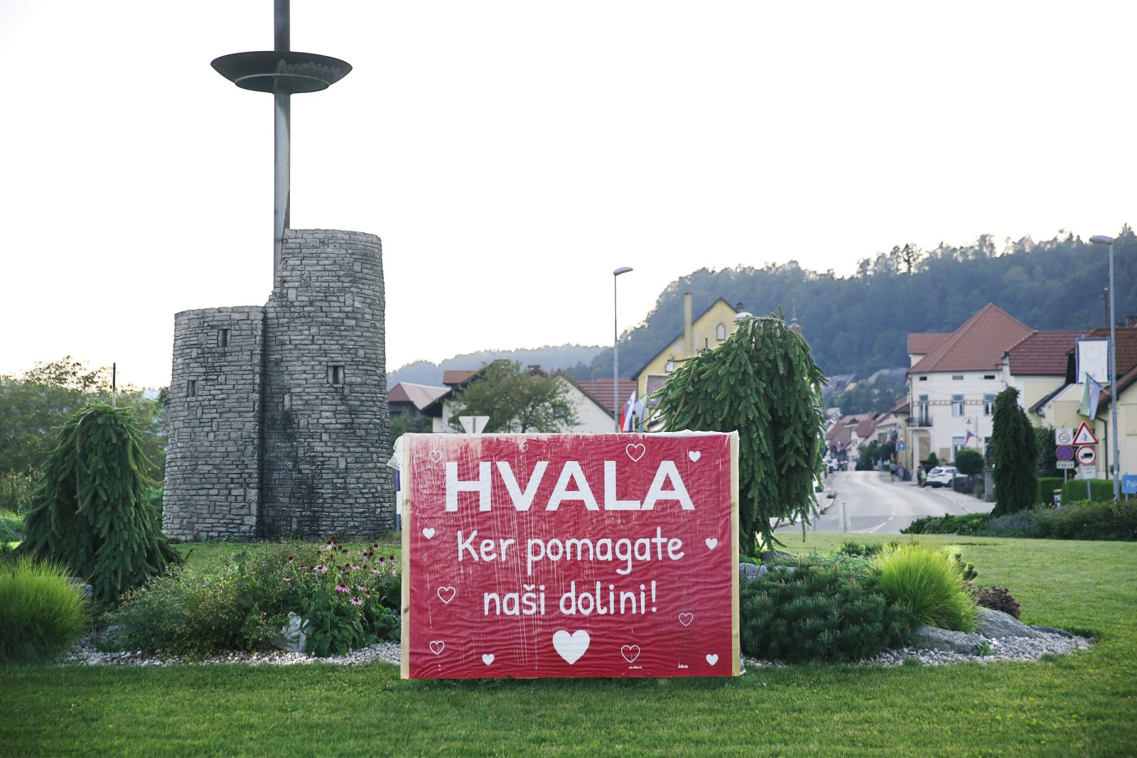 Plakati na panoju na krožišču v Mozirju, kjer se začne Zgornja Savinjska dolina.
