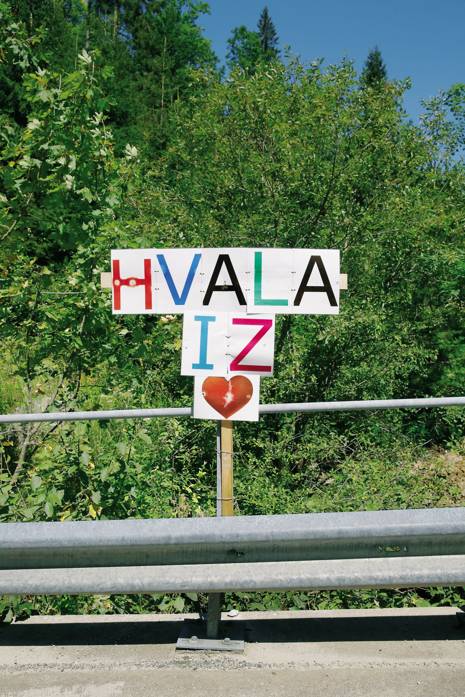 Zahvale prebivalcev za pomoč gasilcem in prostovoljcem ob naravni nesreči na cesti Šoštanj - Črna na Koroškem. Ta cesta je bila nekaj časa edina pot do poplavljene Črne.