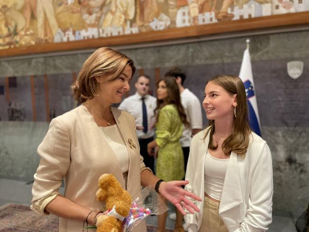 Tanja Fajon in mladostniki v Državnem zboru 