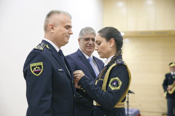 Inavguracija Senada Jušića za generalnega direktorja policije, v ozadju notranji minister Boštjan Poklukar. 