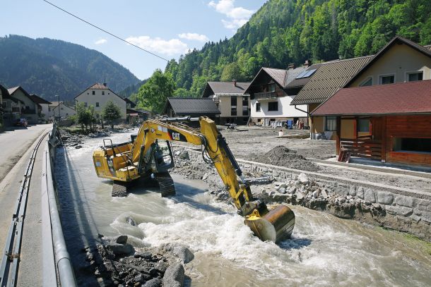 Poglabljanje struge reke Meže 