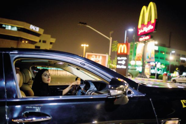 Savdska Arabija je šele leta 2018 dopustila, da ženske lahko vozijo avtomobil, a kratenja pravic ženskam tam še ni konec. Kot tudi drugje …