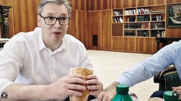 Srbski predsednik Vučić je pred kamerami pojedel sendvič s pariško salamo
