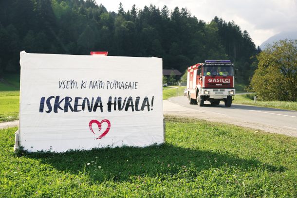 Zahvala na plakatu na cesti pri Ljubnem ob Savinji. V občini Ljubno so vode in plazovi odnesli več hiš.