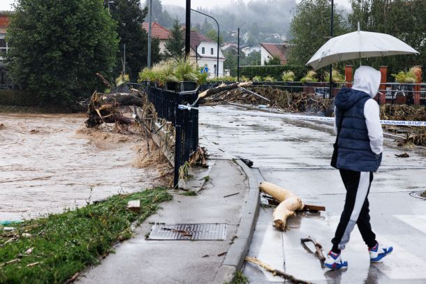 »Dve tretjini državljanov soglaša, da bi morali za odpravo posledic poplav prispevati vsi«