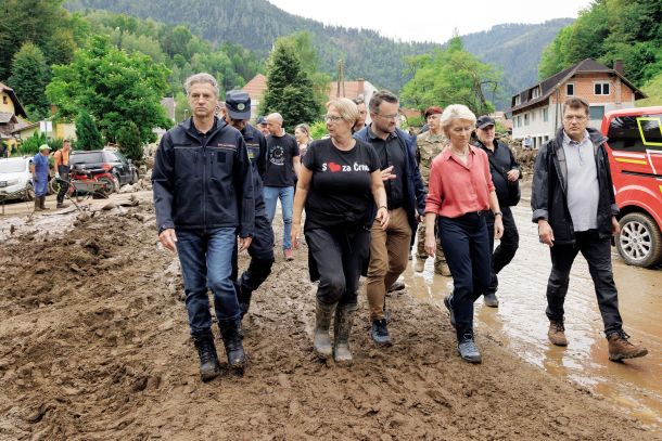 Predsednik vlade Robert Golob razkazuje škodo v Črni na Koroškem predsednici Evropske komisije Ursuli von der Leyen. Pred tem je ocenil, da je škode za 500 milijonov evrov, ob njenem obisku pa je ocena poskočila na 5 milijard. 