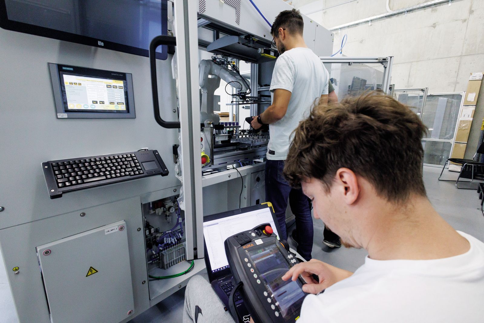Zaposleni solastniki podjetja oziroma zadružniki sestavljajo in programirajo eno od proizvodnih linij, ki je namenjena evropskemu izdelovalcu avtomobilov