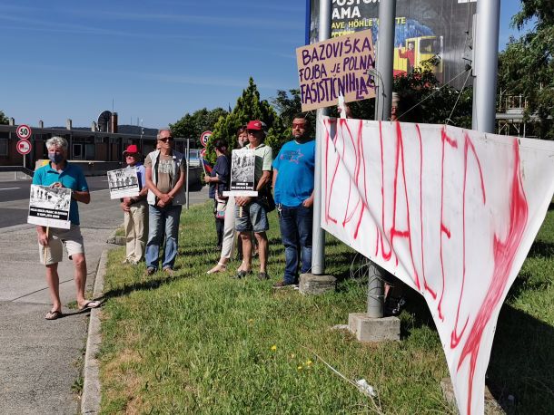 Protest zamejskih Slovencev na mejnem prehodu Fernetiči opozarjajo predsednika republike Boruta Pahorja na sporno dejanje, ki ga bo uresničil danes, ko bo šel obiskati bazoviško fojbo.