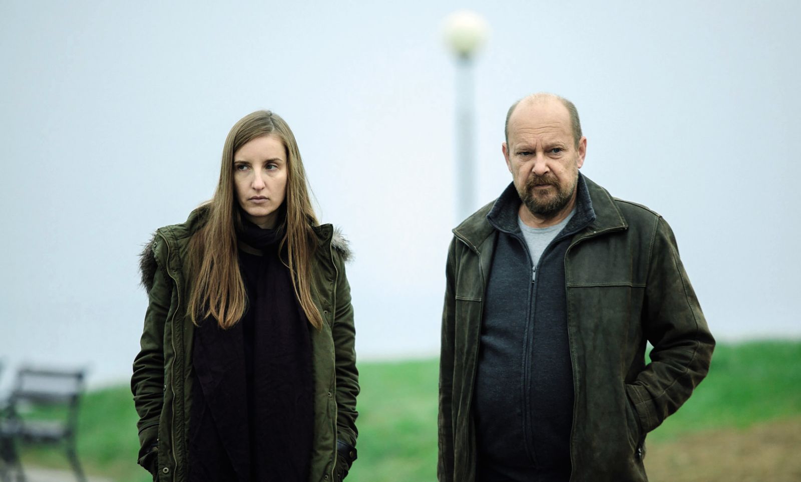 Film Polsestra (2019) je bil osmi in žal tudi zadnji film, pri katerem je Damjan Kozole sodeloval z igralcem Petrom Musevskim. Ta je na fotografiji (desno) ujet med snemanjem prizora skupaj s svojo filmsko hčerko Uršo Menart (levo), sicer prodorno filmsko režiserko.