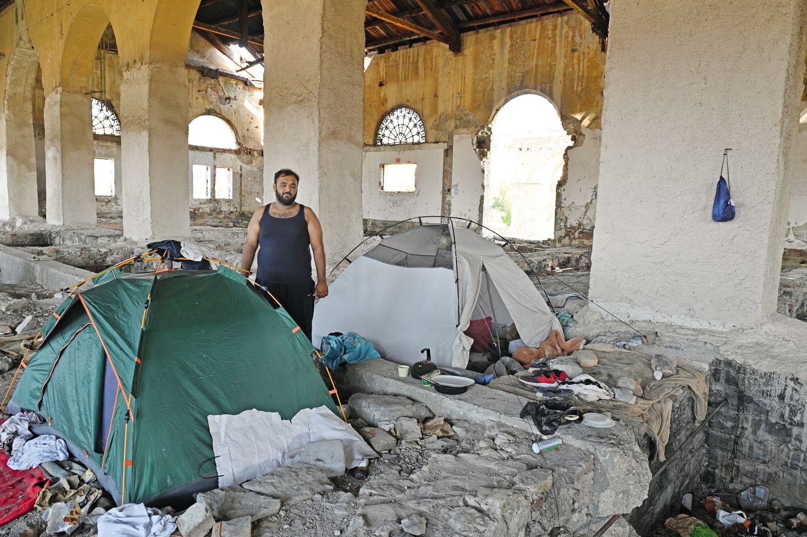 Brezpravni tujci in tudi prosilci za azil v Trstu prenočujejo na prostem v opuščenem skladišču.