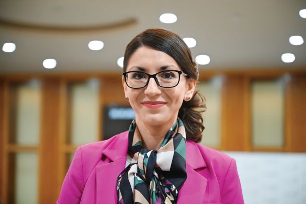 Emilija Stojmenova Duh je navedla, da je v Sloveniji samo 50 odstotkov prebivalcev digitalno kompetentnih. Delež oseb brez digitalnih kompetenc pa je najvišji v starostni skupini od 65 do 74 let, za starejše od 74 let pa analize sploh ne obstajajo.