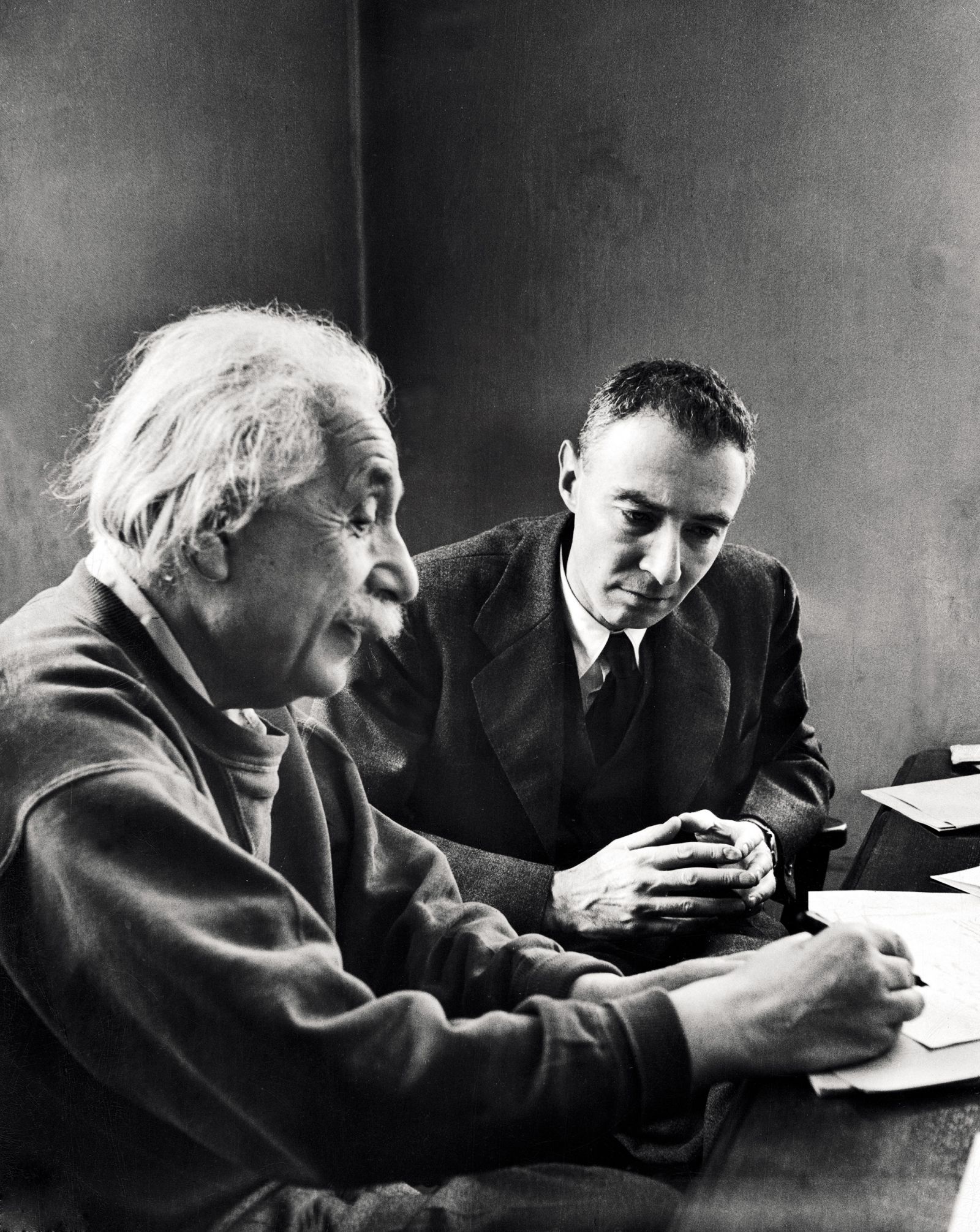 Albert Einstein in Robert Oppenheimer leta 1947