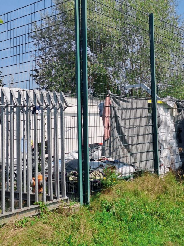 Azilni dom v Ljubljani je bil septembra včasih tako prezaseden, da so morali tujci, kadar se je pojavil sum nalezljivih bolezni, spati na prostem. 