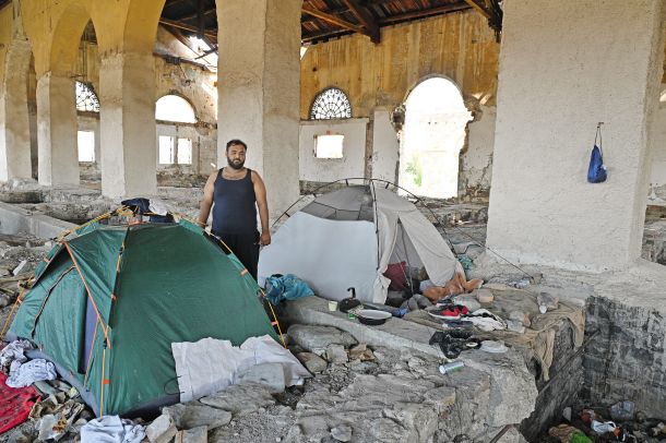 Brezpravni tujci in tudi prosilci za azil v Trstu prenočujejo na prostem v opuščenem skladišču.
