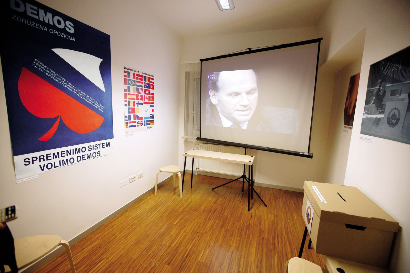 V eni izmed sob se vrtijo video projekcije, ki opisujejo delo in življenje Jožeta Pučnika, zraven je volilna skrinjica, ki je bila uporabljena na plebiscitu leta 1990 na enem izmed ljubljanskih volišč.  