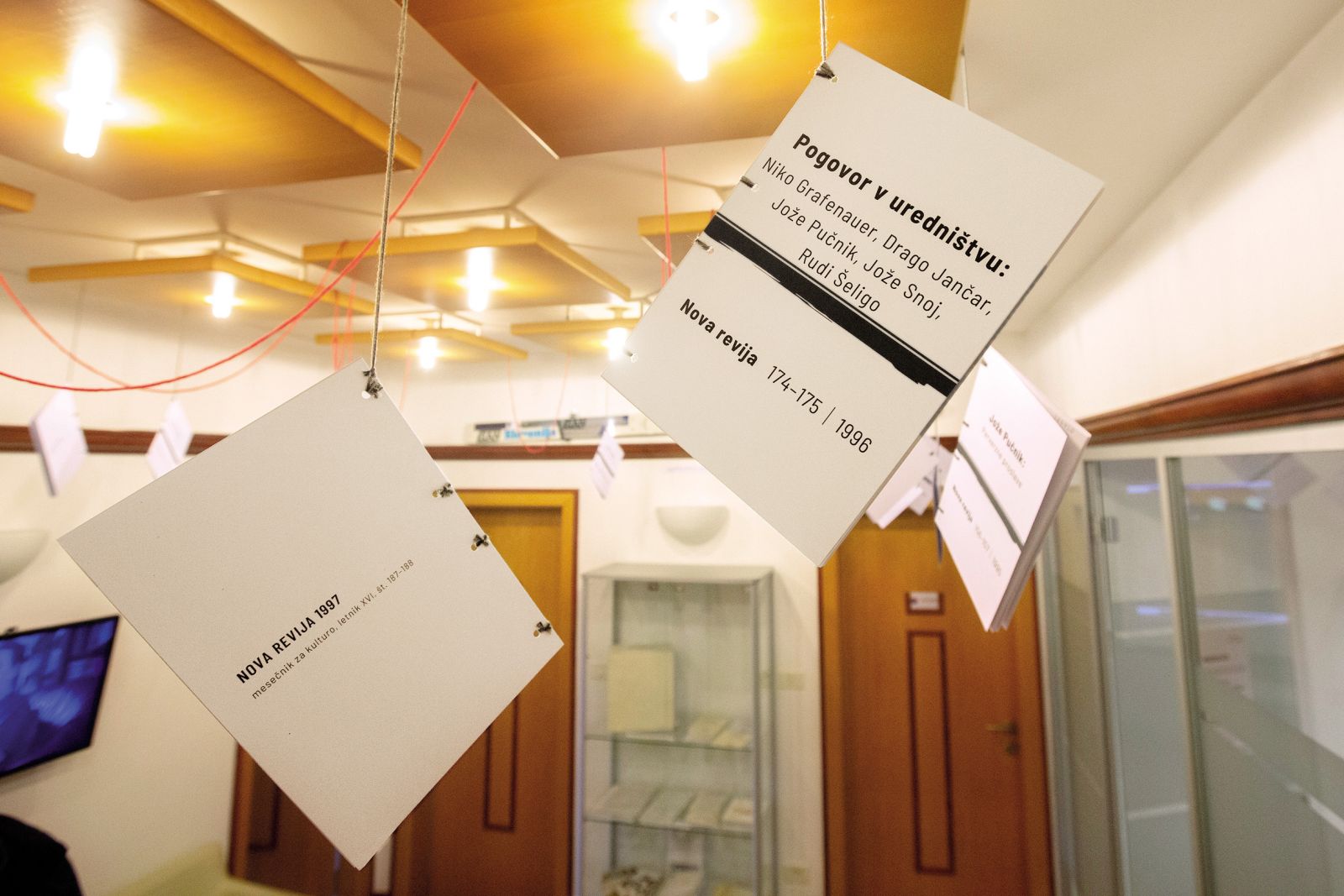 V drugi sobi so razstavljena Pučnikove knjige, objave v Perspektivah, osnovnošolsko spričevalo, postavljena pa je tudi zračna instalacija novorevijaških zapiskov. Rdeča vrvica naj bi simbolizirala Pučnikovo srce, vozli na njej njegove koronarne težave. Razstavo naj bi do sedaj obiskalo 350 oseb, bistveno več obiskovalcev pa naj bi imela razstava na internetu. 