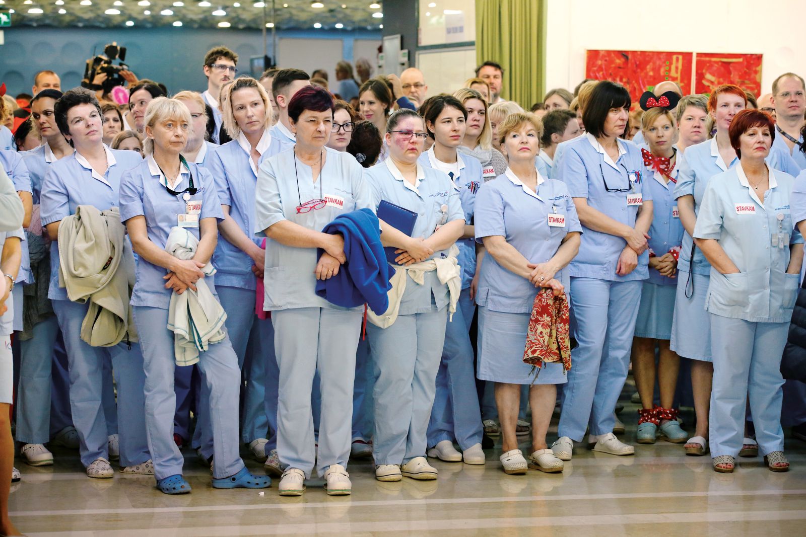V novi zdravstveni reformi ostajajo medicinske sestre še naprej spregledana rešitev skupnega zdravstvenega problema. Družinski zdravniki pravijo, da več ne zmorejo, vendar izobraževanja diplomiranih medicinskih sester za medpoklicno delitev dela pri obravnavi pacientov ne vidijo kot rešitev. (Na fotografiji ob stavki leta 2018 v UKC Ljubljana)