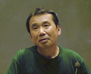Haruki Murakami je znan po romanih, v katerih prepleta osamljenost sodobnega življenja z absurdnimi situacijami.