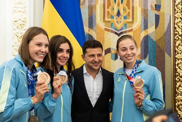 Artistic swimmers and Olympic bronze medalists Marta Fiedina, Kateryna Reznik and Yelyzaveta Yakhno with President of Ukraine Volodymyr Zelensky at the Office of the President of Ukraine in Kyiv